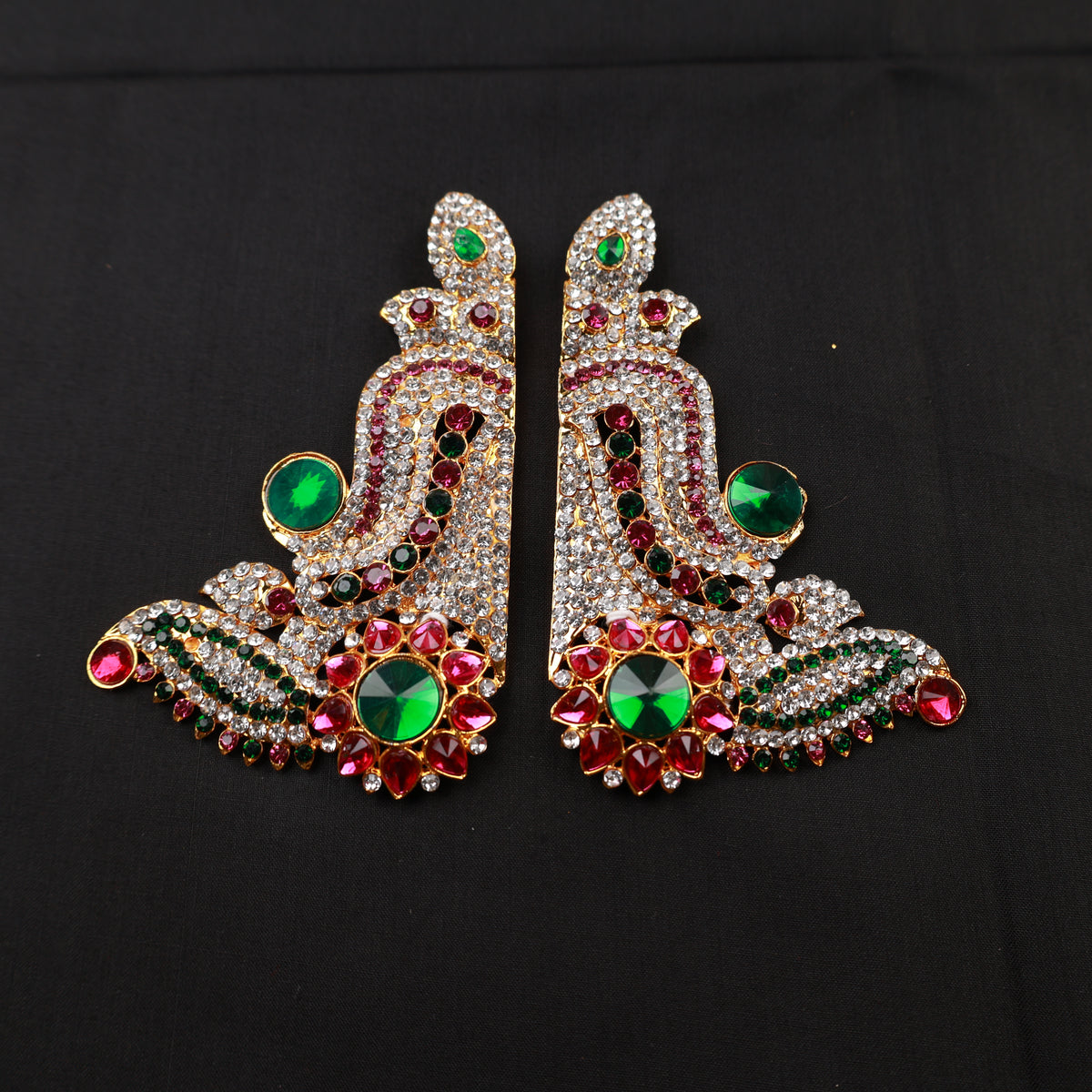 ದೇವಸ್ಥಾನದ ವಿಗ್ರಹಗಳಿಗೆ ಕರ್ಣಪಾತಕಂ ಅನ್ನಂ