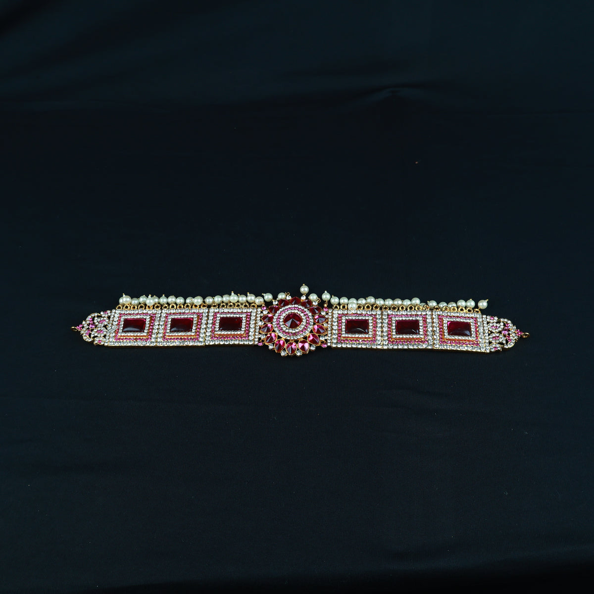 ಸೊಂಟಪಟ್ಟಿ - ದೇವರ ಅಲಂಕಾರಕ್ಕಾಗಿ ದೊಡ್ಡ ಹೂವು